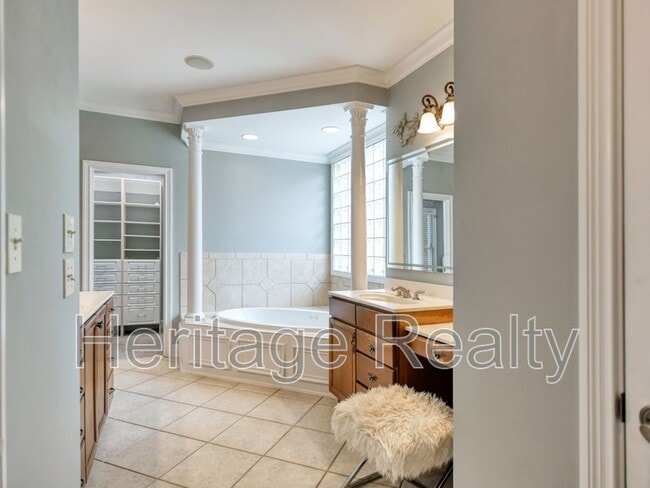 Building Photo - 1856 Greywell Rd