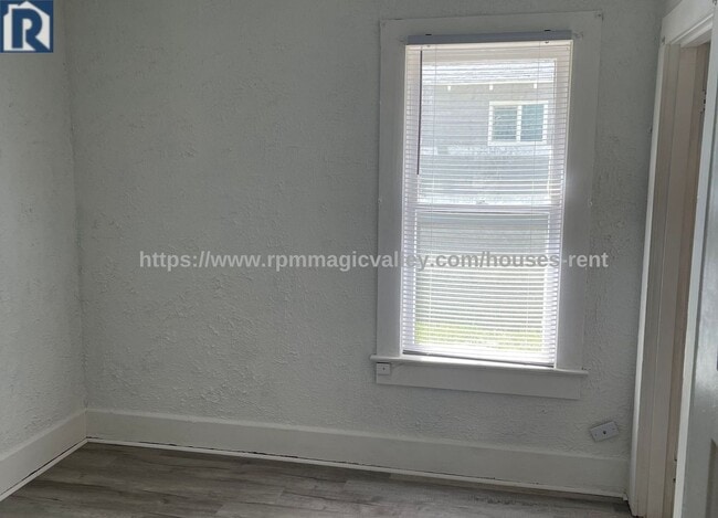 Building Photo - Lovely 3 Bedroom 1 Bath house with Garage ...