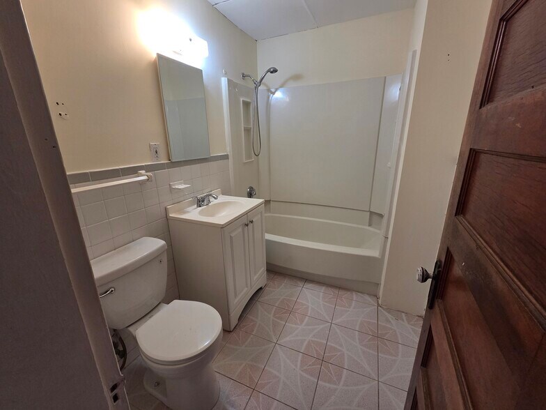 Building Photo - 494 Villa Ave