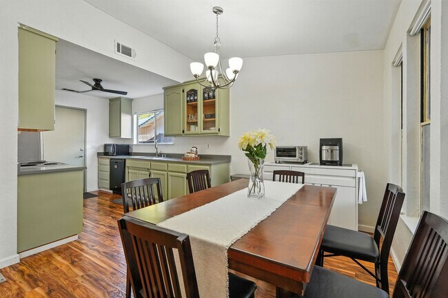 Building Photo - Single-Story 3 Bedroom Home in Quiet El Do...