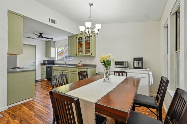 Building Photo - Single-Story 3 Bedroom Home in Quiet El Dorado Cul-De-Sac! Dog Friendly!