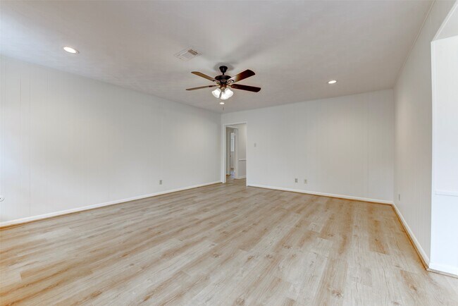 Building Photo - 3218 Crestdale Dr