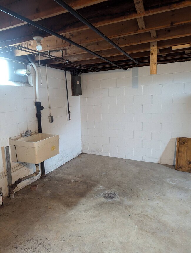 Laundry hook up - 3009 Dalton Pl SW