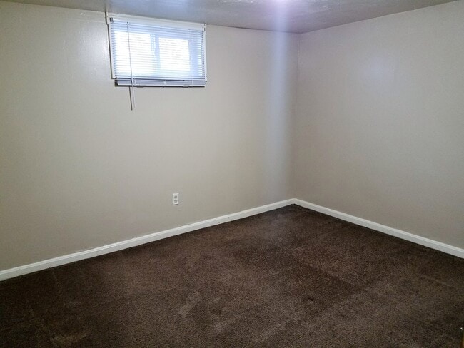 Building Photo - 218 S Lakeview Dr