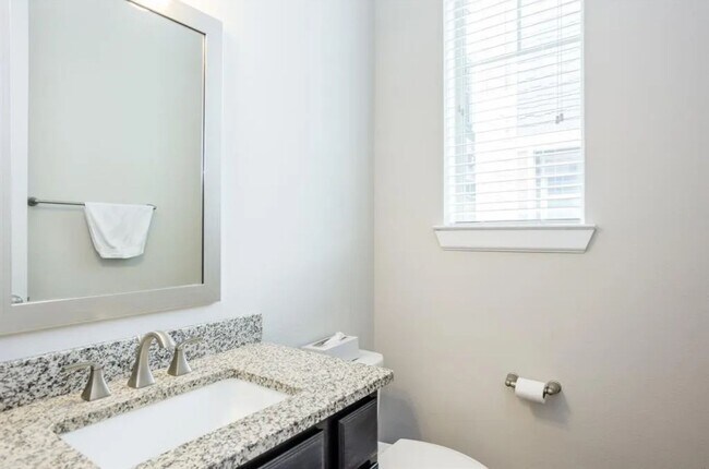Building Photo - Stunning 3BR/3.5BA David Weekley Former Mo...