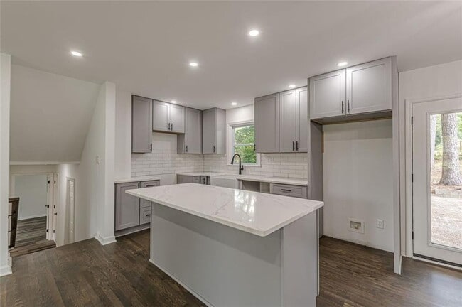 Building Photo - 2352 Glendale Dr