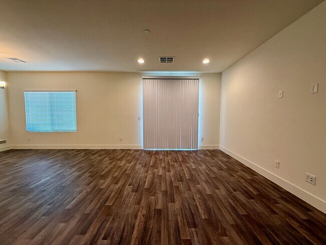 Building Photo - 3 BED 2.5 BATH 2 CAR GARAGE TOWNHOUSE w/ PRIVATE BACKYARD in GATED COMMUNITY.