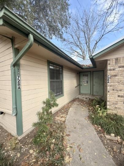 Building Photo - 728 W San Antonio St