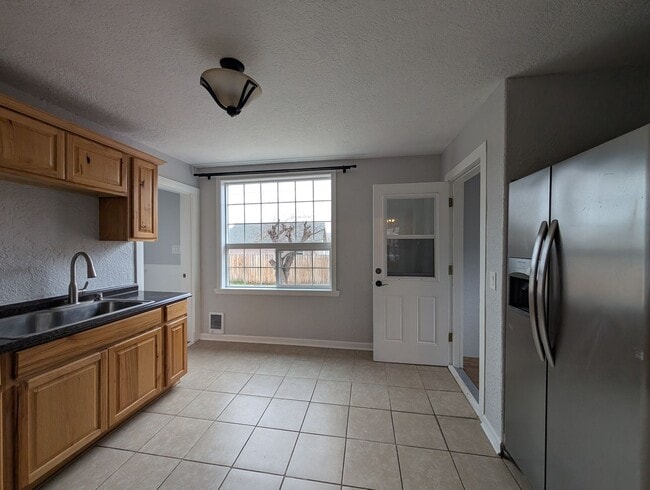 Building Photo - 2 bedroom 1 bath home *MOVE IN SPECIAL*