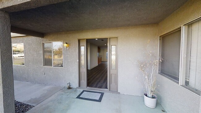 Building Photo - Remodeled! LARGE Living Room!