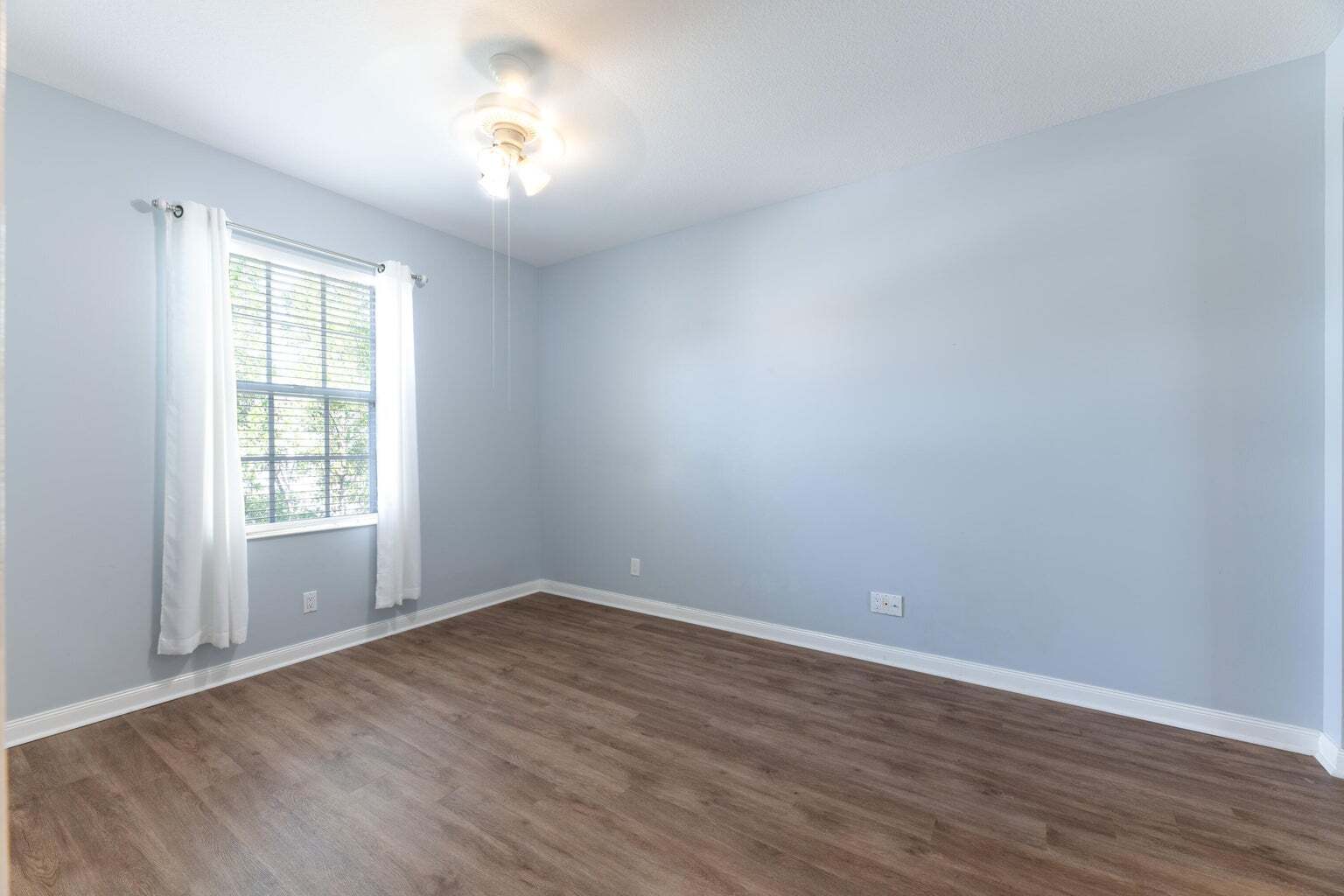 Building Photo - 340 Jacaranda Dr