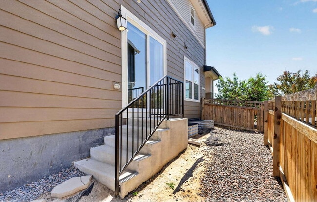 Building Photo - Beautiful 3 bed, 3 bath townhome in the lovely Painted Prairie Community!
