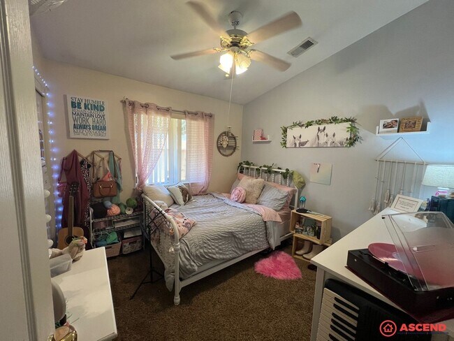 Building Photo - Delightful Home In Rosedale!