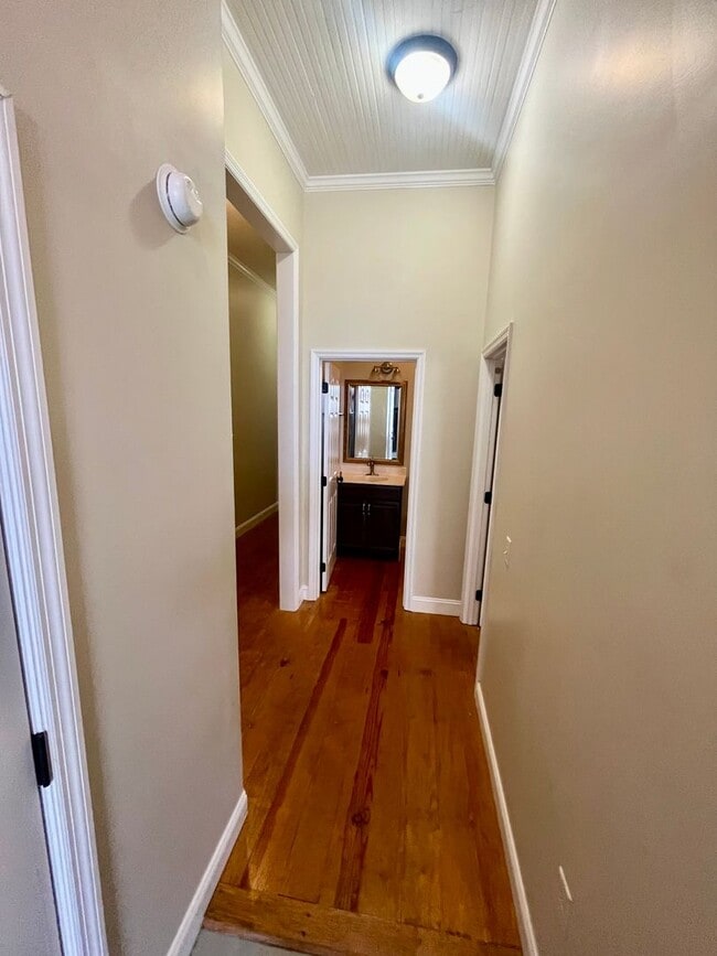 Building Photo - 25 W Oak St