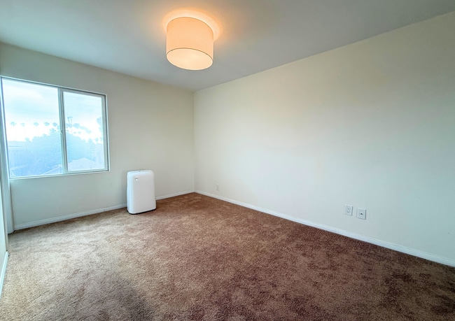 Building Photo - 3030 Suncrest Dr