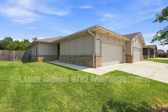 Building Photo - 10912 Oak Hollow Dr