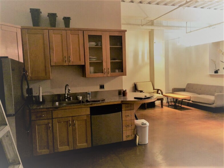 Building Photo - 312 W 5th St