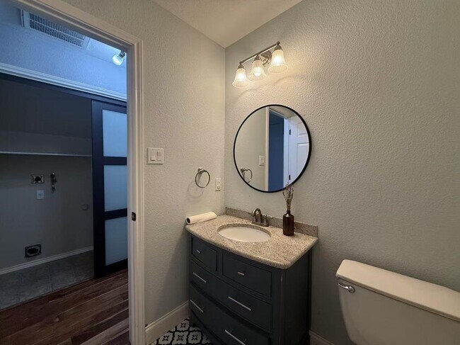 Building Photo - 10905 Dodge Cattle Dr