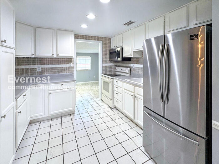 Building Photo - 2470 Ave E SW