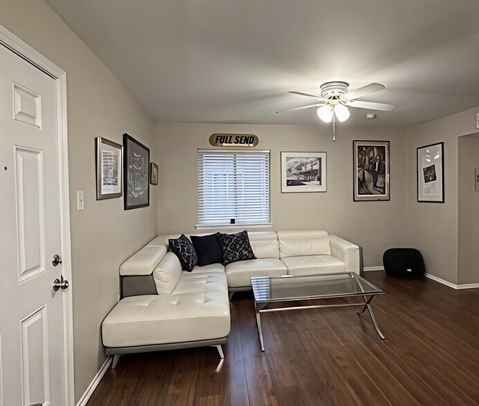Family/Living Room - 500 Lake Marina Dr