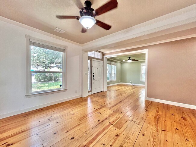 Building Photo - 4 Bed / 2 Bath Spacious One-Level Home with Large Backyard