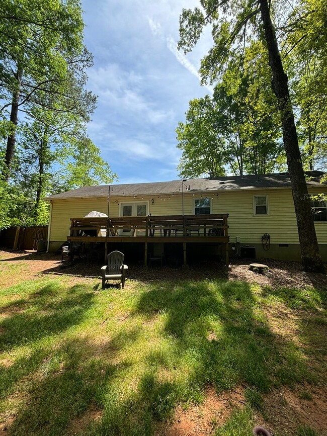 Building Photo - Charming Eastside Home, Available July