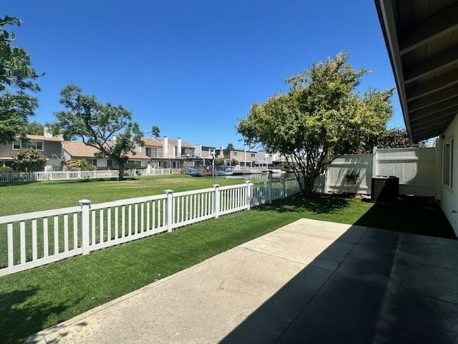 Building Photo - Stylish Camarillo Retreat for Lease