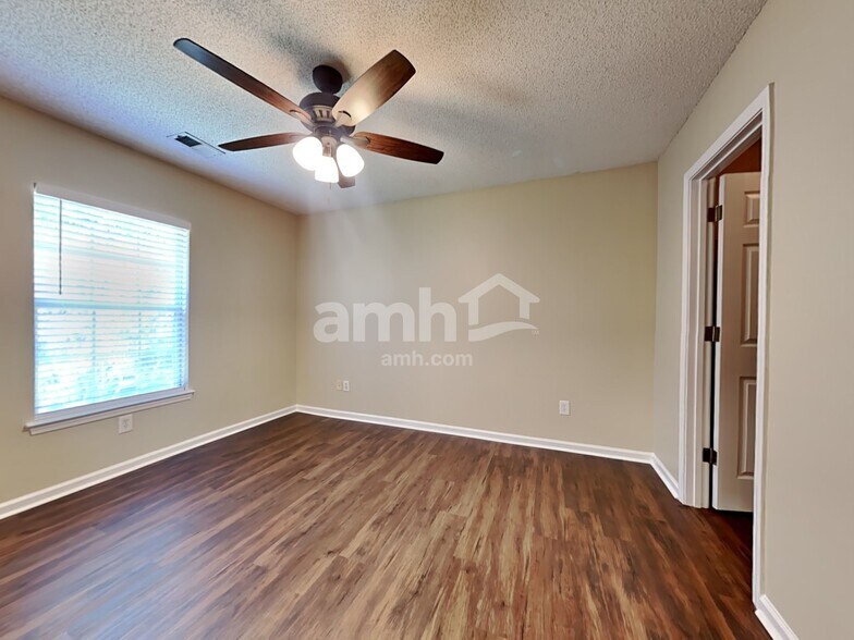 Building Photo - 3011 Maple Leaf Dr