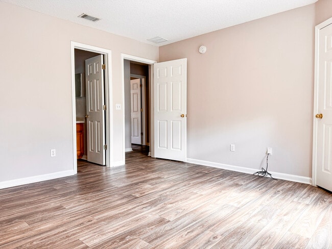 Building Photo - 518 Scrub Jay Dr