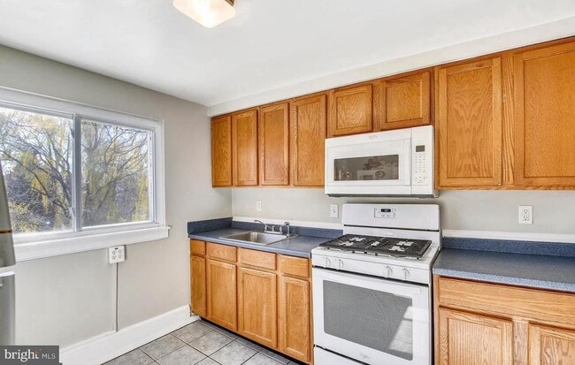 Building Photo - 746 Thayer Ave