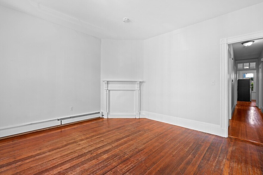 Building Photo - 401 E 7th St