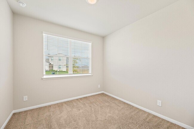 Building Photo - 142 Solitude Dr