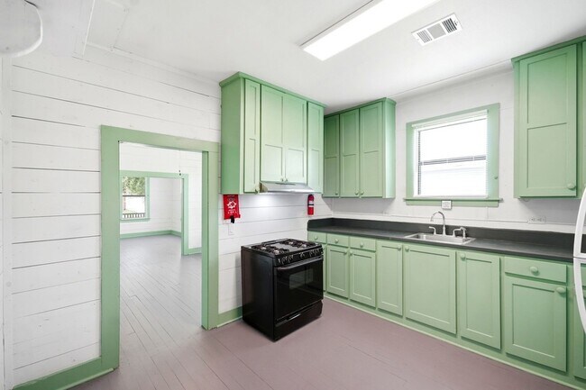 Building Photo - 313 S Blackwell St