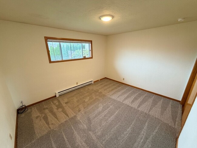 Building Photo - Three Bedroom Home with Covered Patio