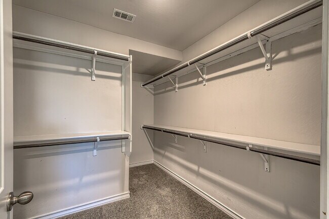 Building Photo - Stunning 4 bedroom offering 50% off the fi...