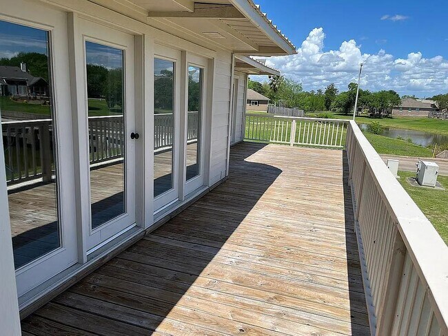 Building Photo - 3203 Bayou Dr