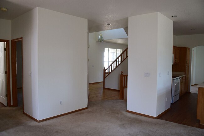 Building Photo - Beautiful 5 bedroom home w/ 3 car garage in Littleton