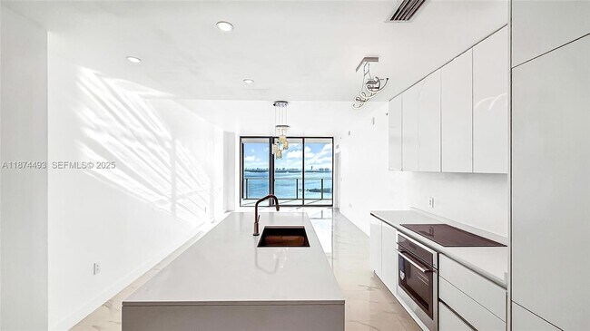 Building Photo - 700 NE 24th St