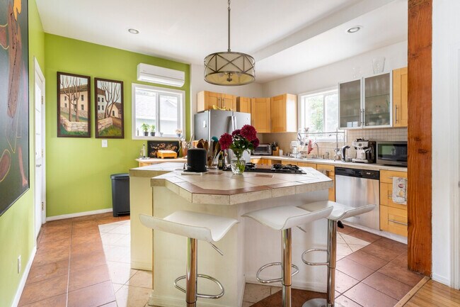 Building Photo - 938 21st Ave