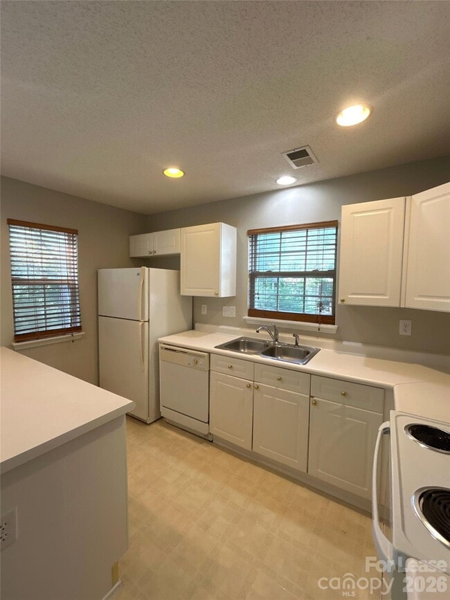 Building Photo - 6041 Cougar Ln