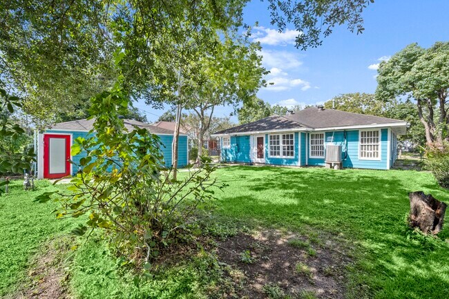 Building Photo - 6438 Pinehurst Dr