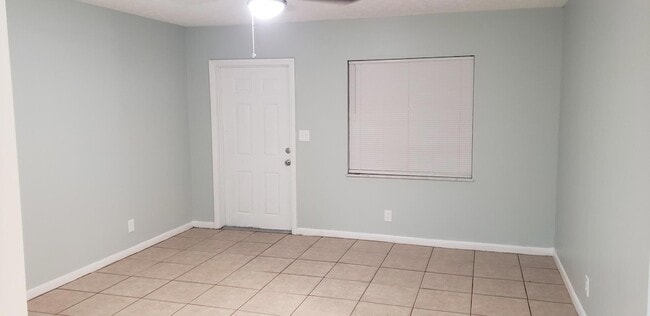 Building Photo - 802 N Lake Dr