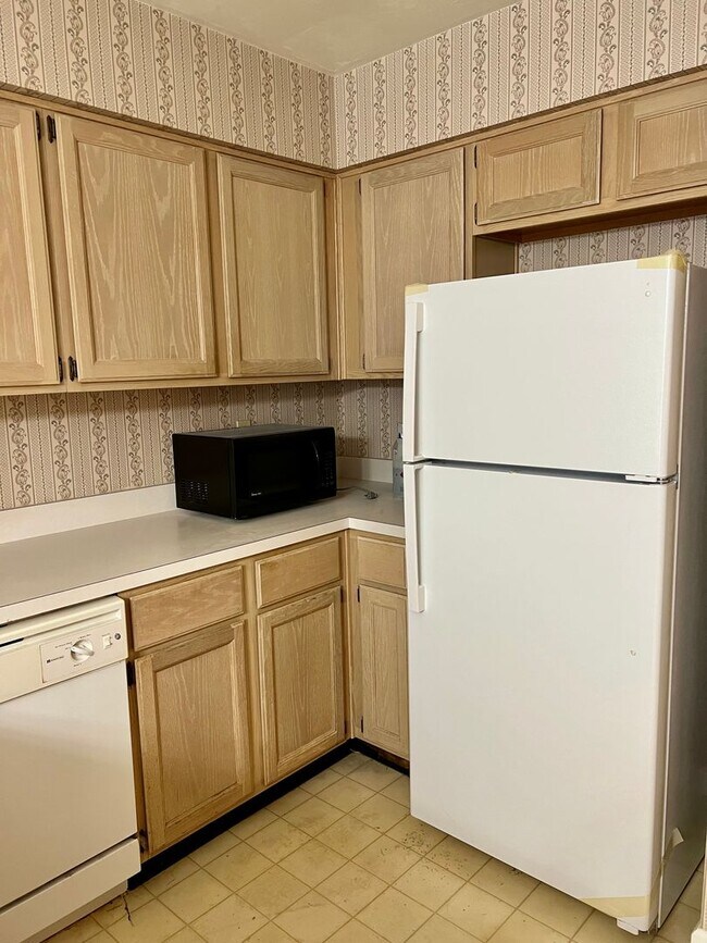 Building Photo - 2BR/2BATH Great School Zones! Available Summer 2026