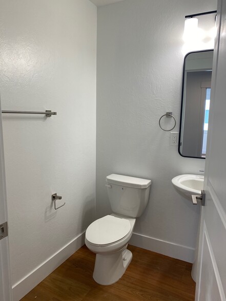 Building Photo - 640 Lincoln St