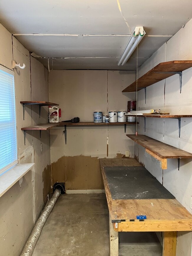 Building Photo - Charming 3-bedroom 1.5-bathroom brick home