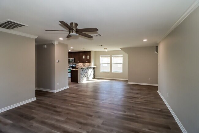 Building Photo - 121 Camellia Dr