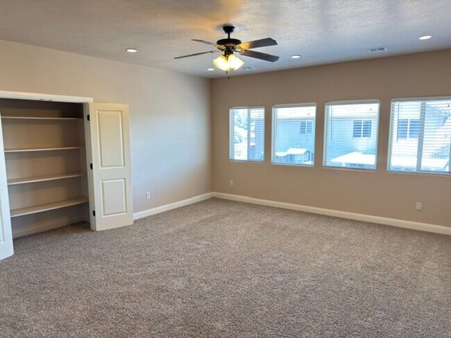 Building Photo - Gorgeous 6 Bedroom Home in Washington!