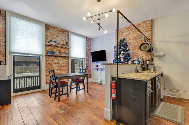 Building Photo - Charming 3BR Duplex in Covington