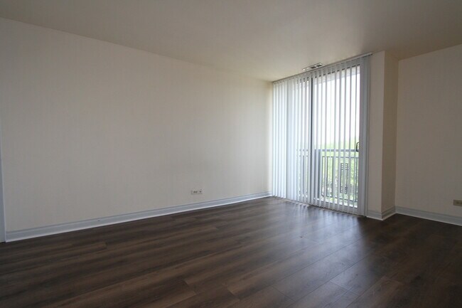 Building Photo - 5950 Oakwood Dr