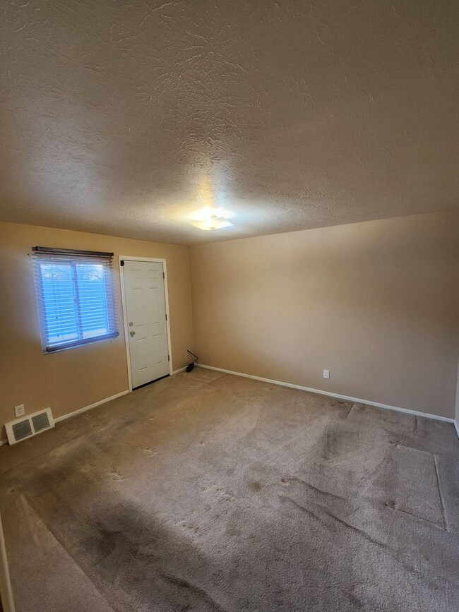 Building Photo - Charming 2-Bedroom Property in Prime Location